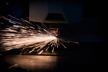 bir lazer makinesi ile metal keserken kıvılcım