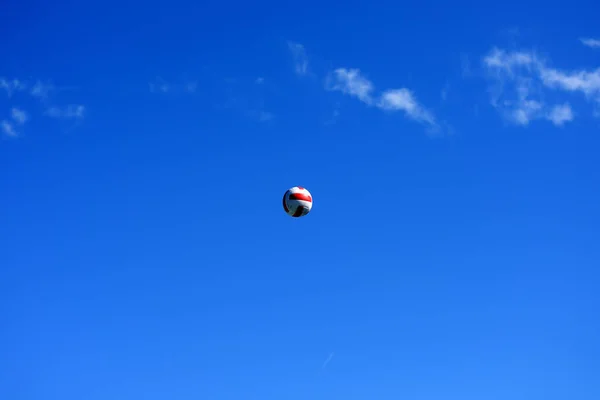 排球在空中盘旋 对天空 — 图库照片