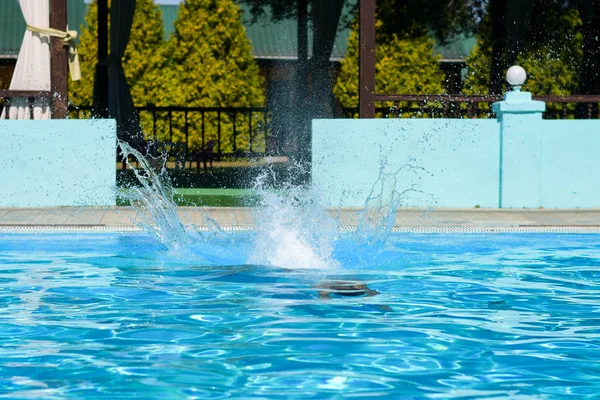 Splashing Water Pool Man Jump — стоковое фото