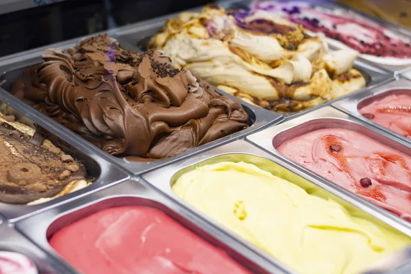 Contenitori con vari tipi di gelato — Foto Stock