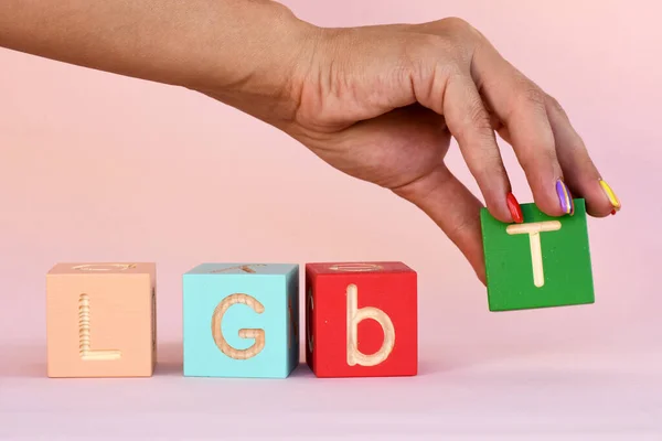 Eine Frauenhand Mit Regenbogennägeln Legt Die Inschrift Lgbt Aus Würfeln — Stockfoto