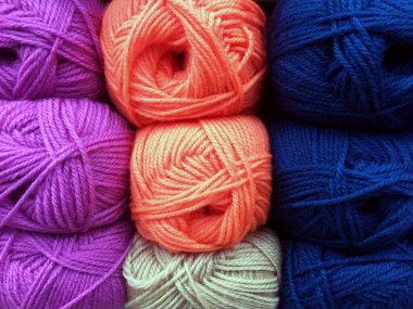 Farklı renklerde yün iplikler. yün topları.