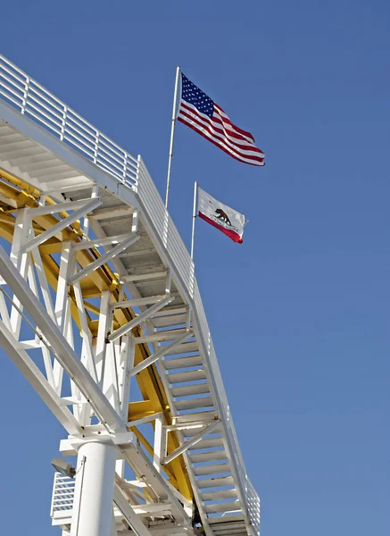 mavi arka plan ile Amerikan rollercoaster aşağıdan fotoğraflandı