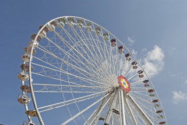 Dönme dolap üzerinde mavi bir gökyüzü