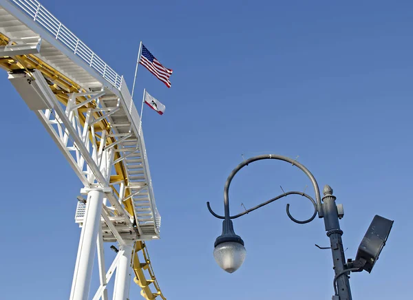 mavi arka plan ile Amerikan rollercoaster aşağıdan fotoğraflandı