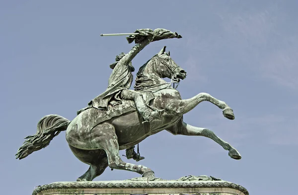 Statue équestre avec ciel bleu en arrière-plan — Photo