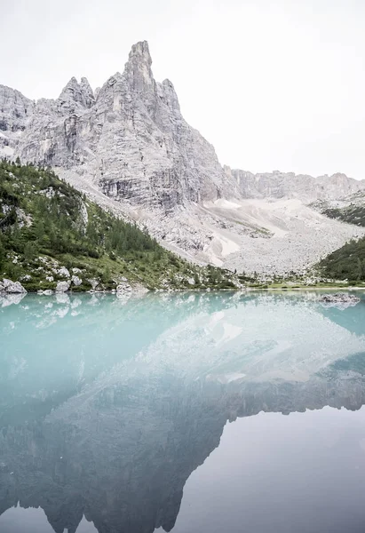 Dolomites'teki Sorapis Gölü, İtalya