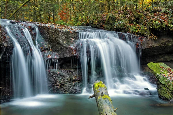 Baden-Wuerttemberg'deki Struempfbachtal Şelalesi, Almanya
