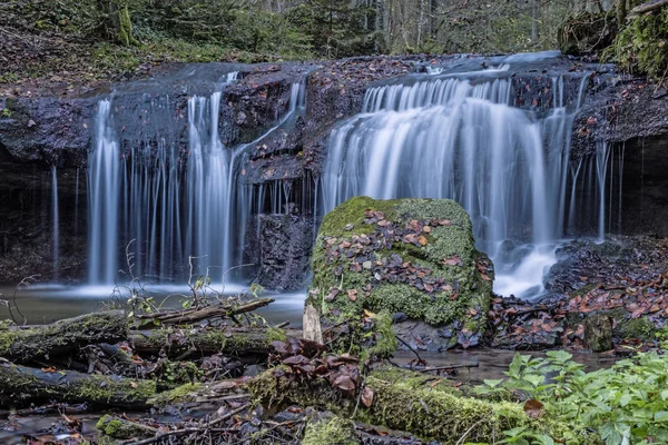 Baden-Wuerttemberg'deki Struempfbachtal Şelalesi, Almanya