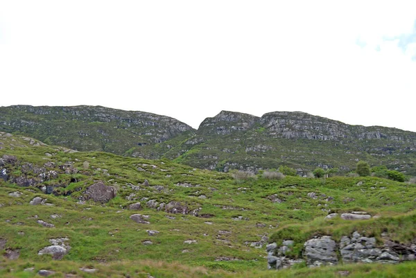 İrlanda 'daki Killarney Ulusal Parkı' ndaki dağlar