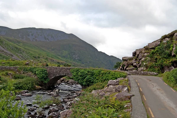 İrlanda 'daki Killarney Ulusal Parkı yakınlarındaki Dunloe Geçidi' nde eski bir taş köprü.