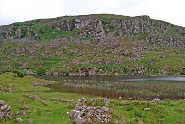 İrlanda 'daki Killarney Ulusal Parkı' nda arkasında dağlar olan göl.