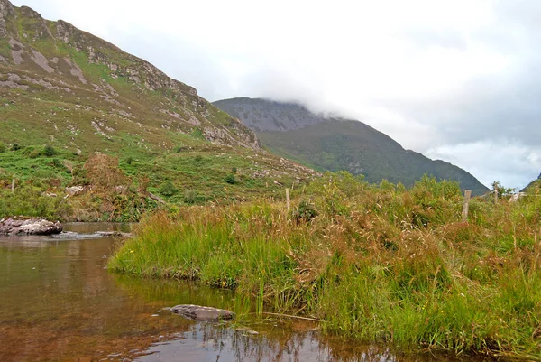 İrlanda 'daki Killarney Ulusal Parkı' nda arkasında dağlar olan göl.