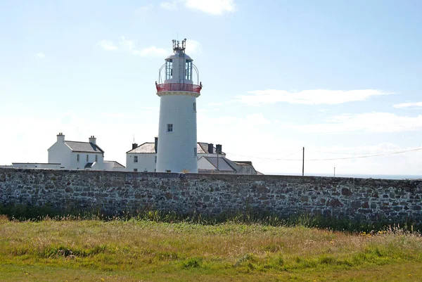 İrlanda, Howth 'daki bir uçurumda deniz feneri.
