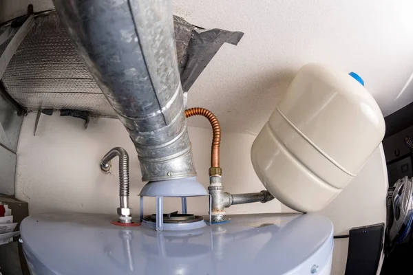 关闭热水加热器的顶部与压力罐和其他管道 — 图库照片