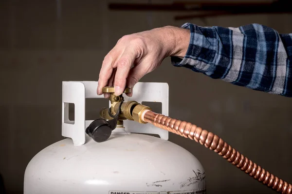 Copper pipe fitting does not fit on the valve of a propane tank