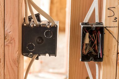 C altında yeni bir ev içine siyah plastik elektrik kutuları kaba kesim