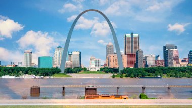 St Louis ile Mississippi Nehri ve ünlü arch