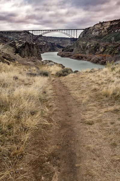 Földút vezet a kígyó-folyó Twin Falls egy íves — Stock Fotó