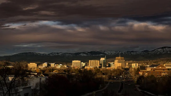 La nuit tombe sur la petite ville de Boise Idaho avec de la neige dans le f — Photo