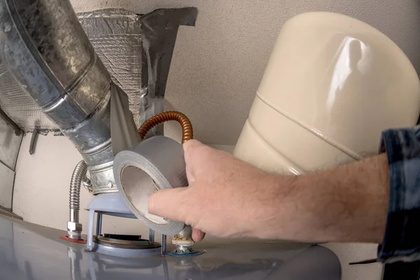 Vantilatör sıcak su ısıtıcı için koli bandı uygulamak