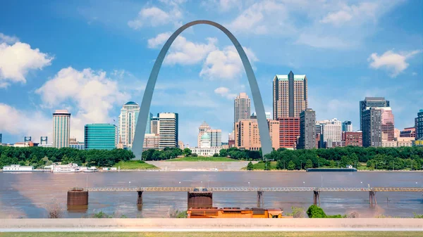 St Louis with Mississippi river and famous arch — Stock Photo, Image