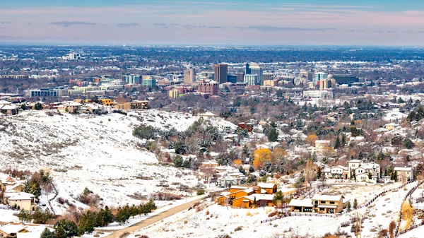 Schneebedeckte Unterteilungen mit der Boise-Skyline im Winter mit — Stockfoto