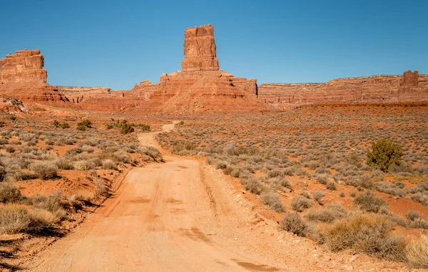 Strada sterrata conduce alla famigerata Valle degli Dei nello Utah — Foto Stock