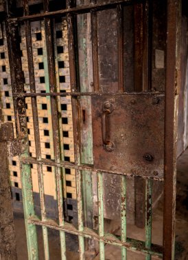 Boyalı ve paslı eski hapishane kapı bir koridora açılıyor