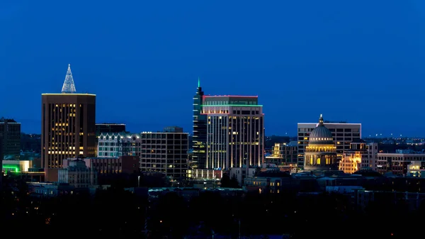 Gros plan sur les toits de Boise City la nuit avec les lumières de la ville — Photo