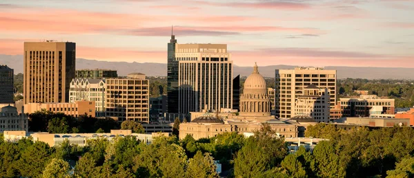 Morning sunrise over Boise Idaho skyline with colored clouds in — Stock Photo, Image