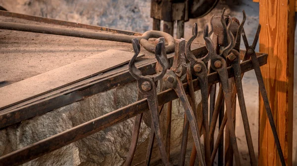 Ironsmiths verktyg hänger på ett rack — Stockfoto