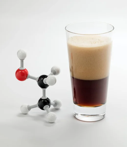 Молекула этанола с холодным холодным стаканом пива — стоковое фото