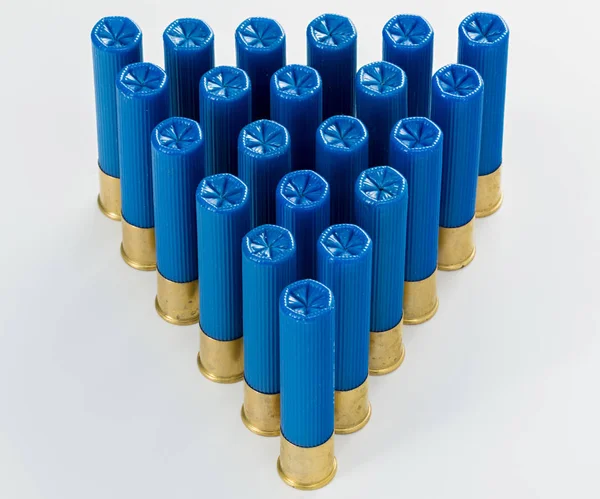 Pirâmide de cartuchos de espingarda azul calibre 410 em um padrão — Fotografia de Stock
