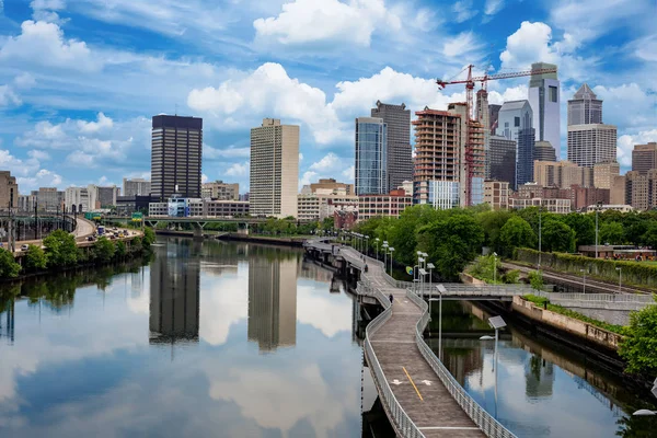 Filadelfia Pennsylvania skyline con sendero a lo largo del río —  Fotos de Stock