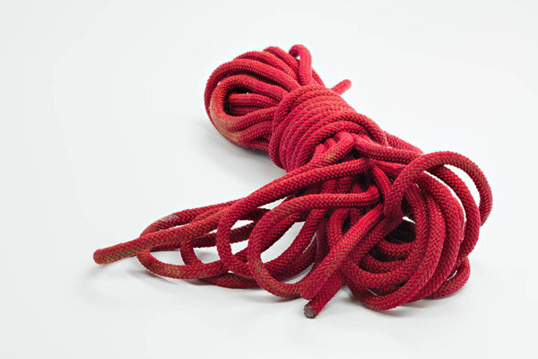 Красная веревка, которая эффективно связана и закручена в связку
