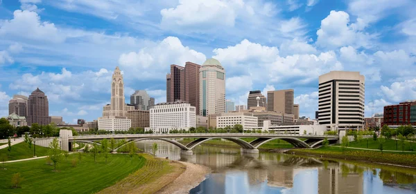 Hermoso horizonte de Columbus Ohio con puente y agua reflejan —  Fotos de Stock