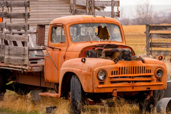 Farma nákladní automobil s rozbité čelní sklo — Stock fotografie