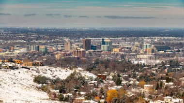 Boise şehir manzarası kış ile uzak bulutların üstünde h