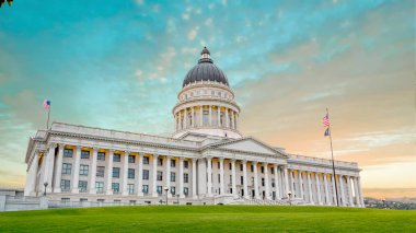 Utah eyalet başkenti sabah renkli bulutlar ile bina