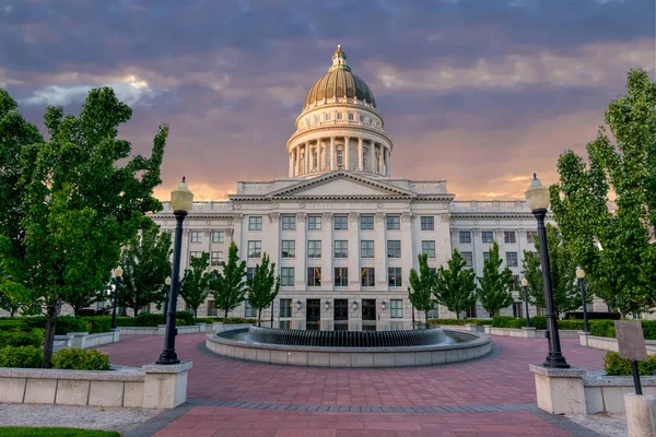 Salida del sol sobre el edificio de la capital del estado de Utah —  Fotos de Stock