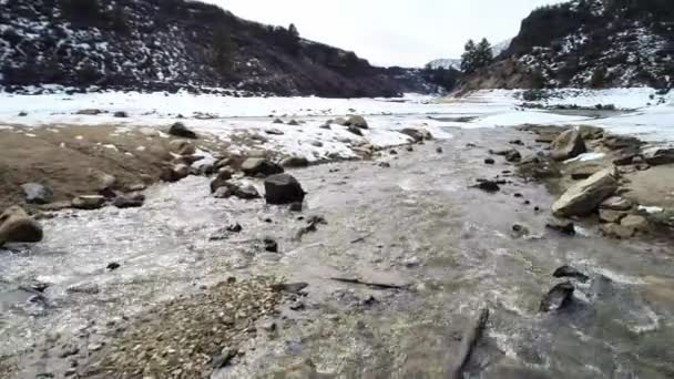 Robbie Creek Nära Boise Idaho Vintern Med Snö Bankerna — Stockvideo