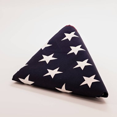 Amerikan bayrağı mavi ve yıldız ile mükemmel bir üçgen içine katlanmış