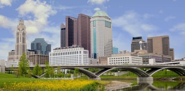 Sıcak öğleden sonra manzarası Columbus Ohio Nehri ve işleniyor