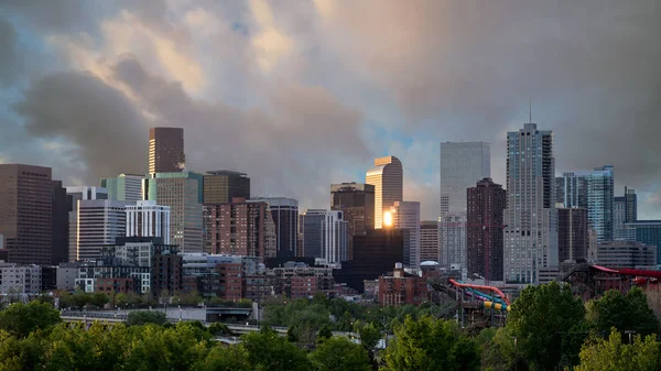 Nahaufnahme der Skyline von Denver Colorado mit Morgenwolken im — Stockfoto