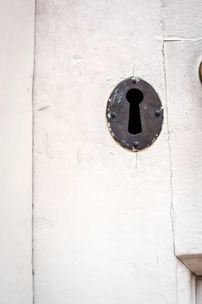 Αντίκες κλειδαρότρυπα σε μια λευκή Χειροποίητη πόρτα κλείνω — Φωτογραφία Αρχείου