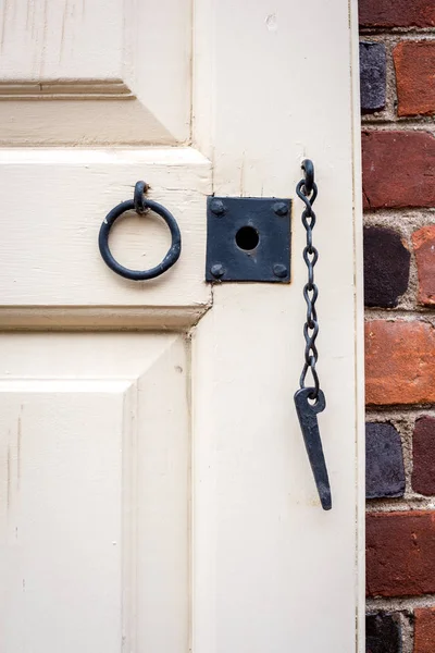 Puerta histórica de madera colonial con cerradura antigua hecha de metal —  Fotos de Stock