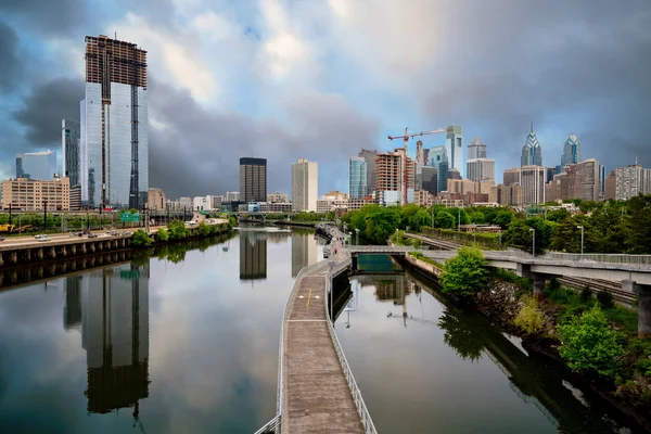 Nuvole colorate su Filadelfia Pennsylvania con riflesso in — Foto Stock