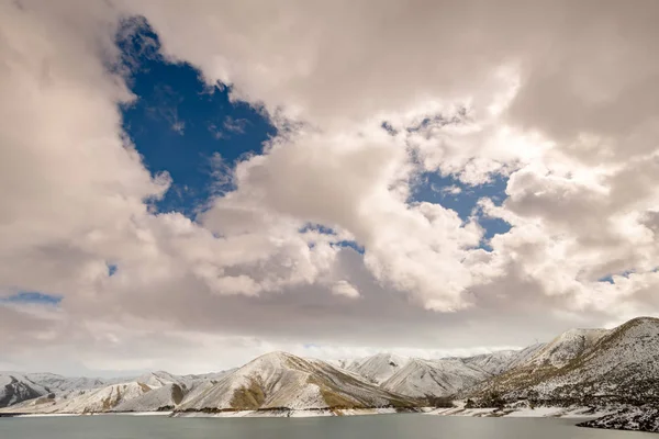 Драматичні хмари над щастить вершина водосховище взимку Айдахо — стокове фото