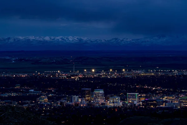 Boise ciudad por la noche con las montañas Owyhee con nieve y cerca — Foto de Stock